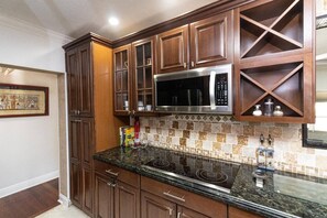 Geladeira, micro-ondas, fogão, cooktop