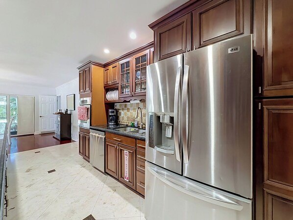 Coffee/tea maker, fridge, microwave, oven - Spacious Oasis -Heated Pool, Hot Tub & Near Beach (Hollywood)