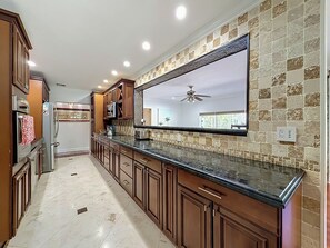 Cafeteira/chaleira, geladeira, micro-ondas, fogão
