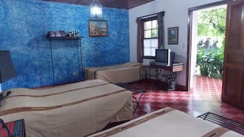 Escritorio, wifi gratis y ropa de cama