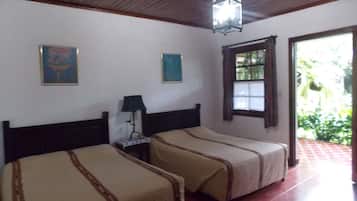 Chambre Triple, plusieurs lits, accessible aux personnes à mobilité réduite | Bureau, Wi-Fi gratuit, draps fournis