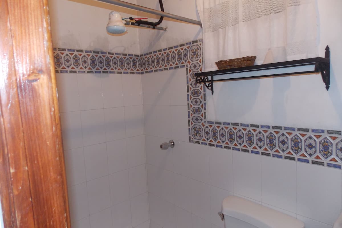 triple room, multiple beds, accessible | bathroom | shower, towels