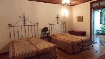 Escritorio, wifi gratis y ropa de cama