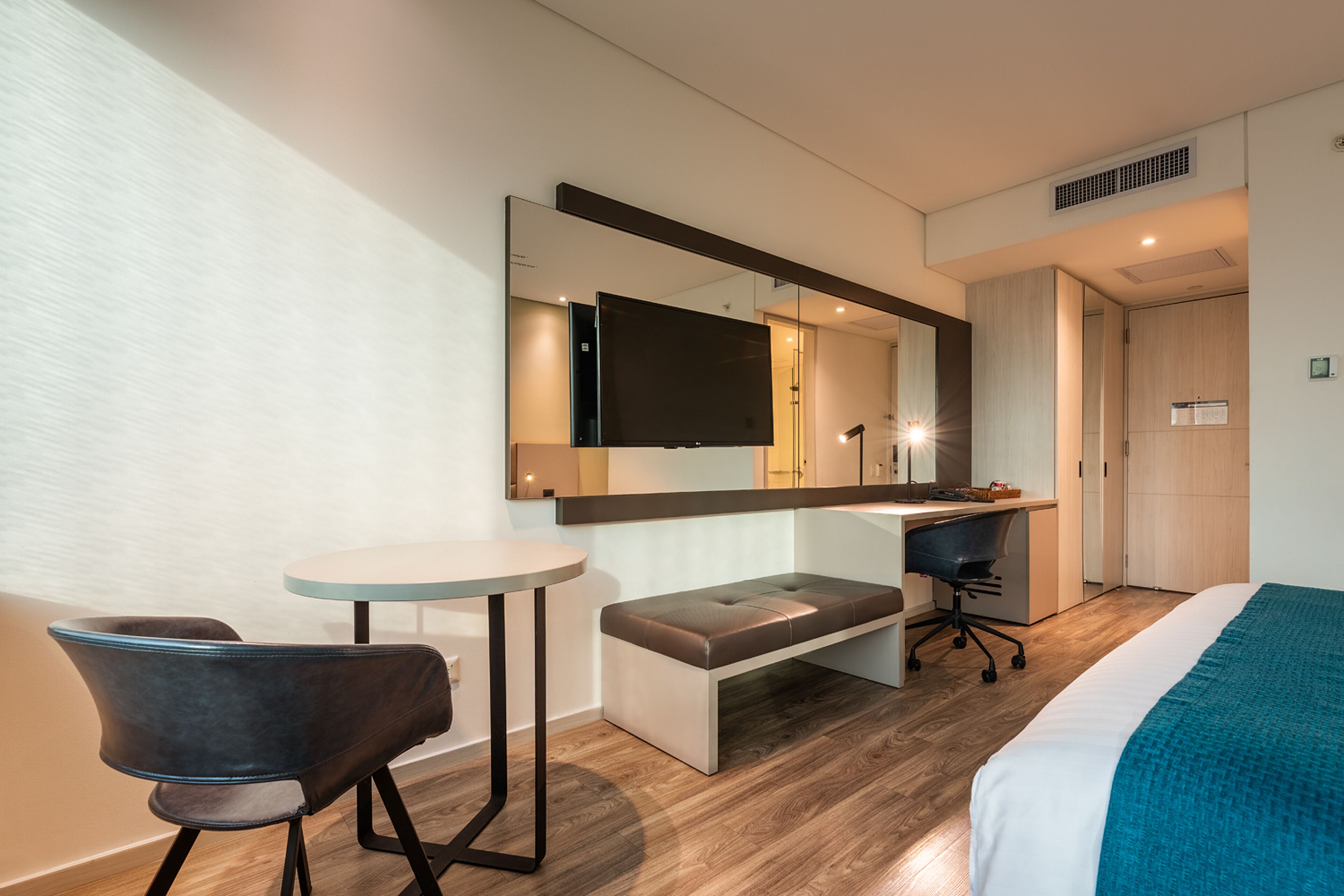 standard room, 1 king bed | premium bedding, in-room safe, desk, blackout curtains