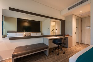 Ropa de cama de alta calidad y caja de seguridad en la habitación 