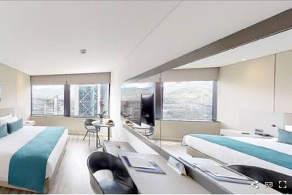 Ropa de cama de alta calidad y caja de seguridad en la habitación 