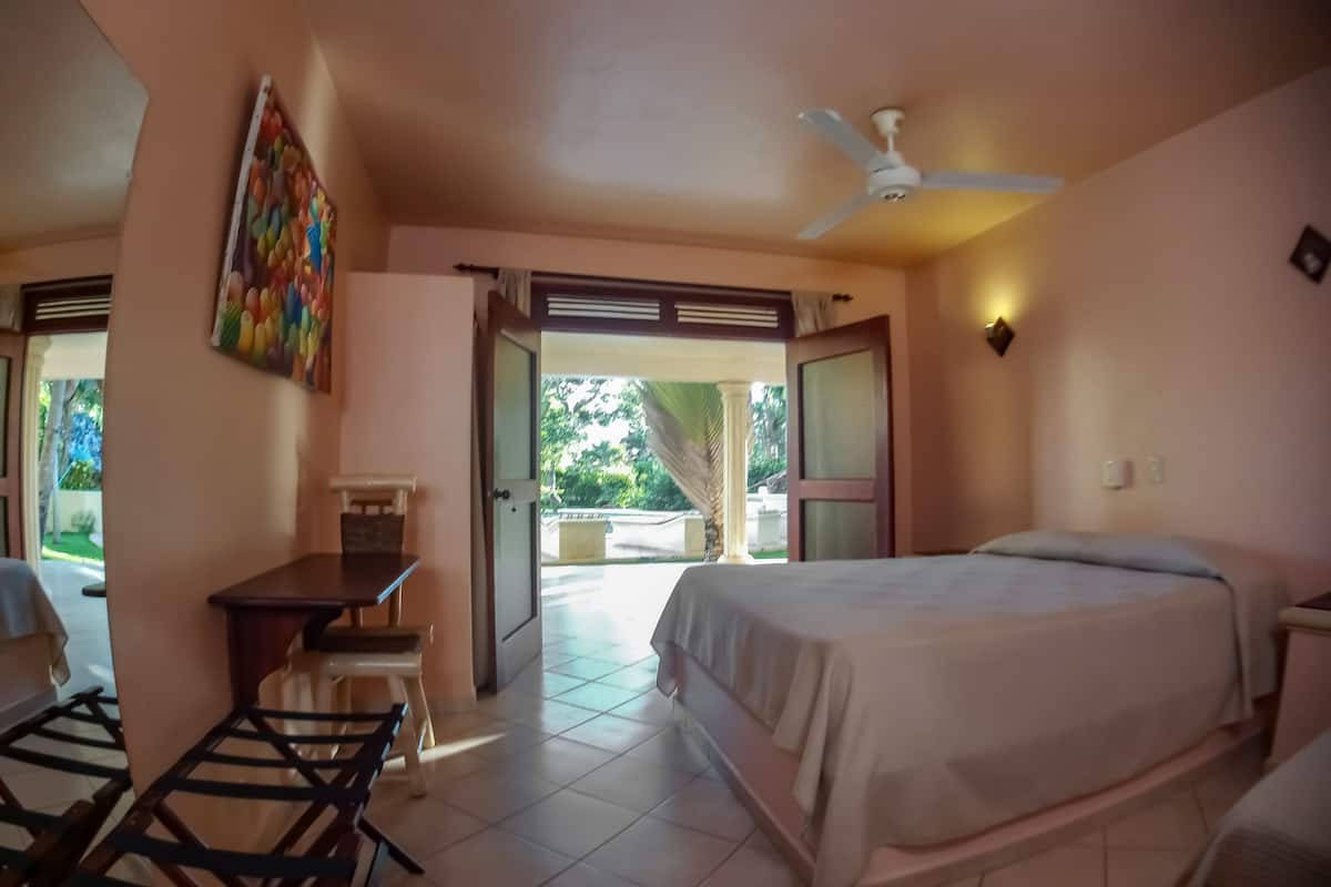 Habitación triple estándar, varias camas, para no fumadores | Escritorio, wifi gratis y ropa de cama