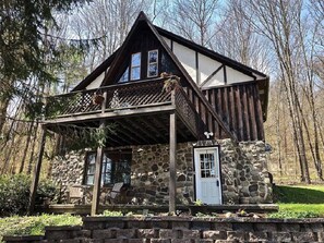 A rustic cabin with a stone facade, a wooden balcony, and a stone entrance. - Cozy/Chic Cabin ISOLATED RETREAT! Binghamton NY (Binghamton)