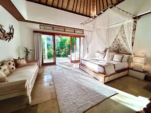 2 bedrooms, in-room safe, desk, iron/ironing board