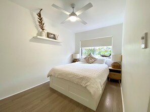 2 bedrooms, iron/ironing board, WiFi, bed sheets - Chic Beach Central Apartment (Port Macquarie)
