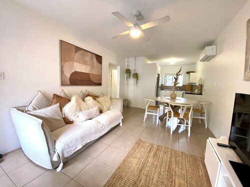 Chic Beach Central Apartment