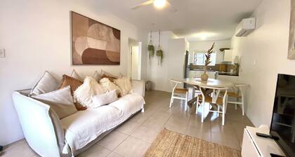 Chic Beach Central Apartment