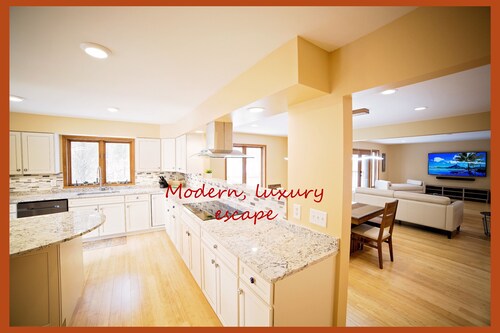 Luxurious Estate by Brown County (40+ Private Acres And A Pond); Great Amenities