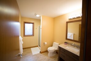 Hårtork, handdukar, tvål och schampo