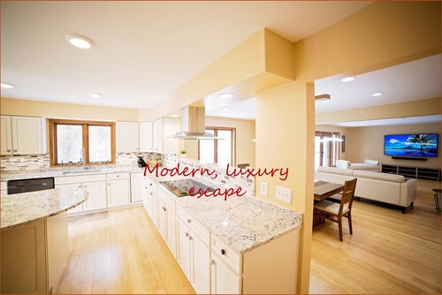 Luxurious Estate by Brown County (40+ Private Acres And A Pond); Great Amenities