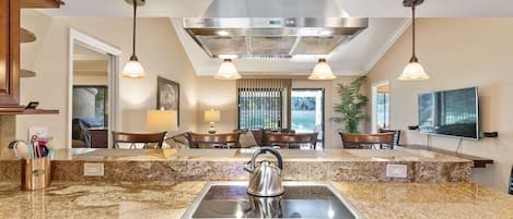 Réfrigérateur, micro-ondes, plaque de cuisson, lave-vaisselle