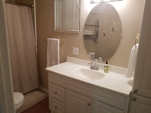 Tina con regadera, tina de hidromasaje, secadora de cabello, toallas 