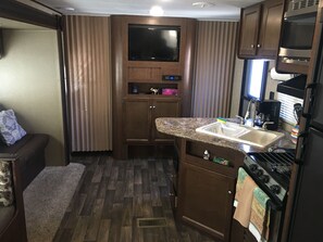 Fridge, microwave, oven, stovetop - Best price, clean and new rv  trailer  (Los Angeles)
