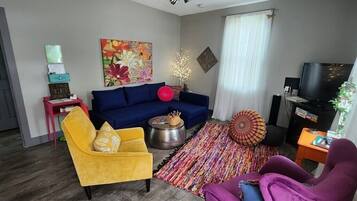 Smart TV, fireplace, books, stereo