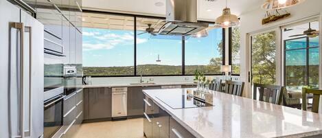 Kylskåp, mikrovågsugn, ugn och spishäll