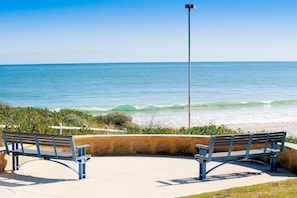 Beach nearby - Prestigious Northshore Guest House - Comfortable Living Close To Mullaloo Beach (Kallaroo)