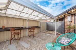 Outdoor dining - Prestigious Northshore Guest House - Comfortable Living Close To Mullaloo Beach (Kallaroo)