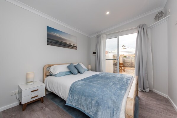 1 chambre, fer et planche  à repasser, Wi-Fi gratuit, draps fournis