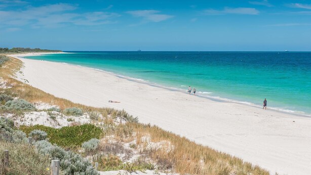 A beach with white sand, clear turquoise water, and sparse vegetation. - Prestigious Northshore Guest House - Comfortable Living Close To Mullaloo Beach (Kallaroo)