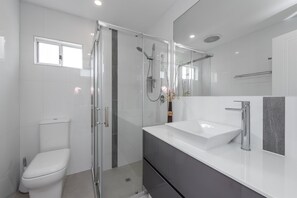 Dusche, Haartrockner, Handtücher, Seife
