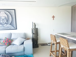 TV, DVD player, mesa de pingue-pongue