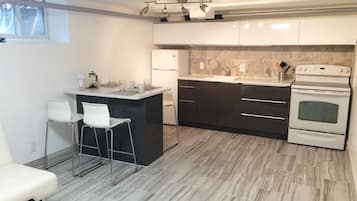 Een koelkast, een magnetron, een oven, een kookplaat