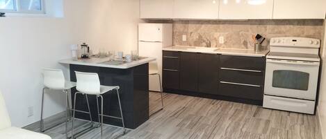Geladeira, micro-ondas, fogão, cooktop