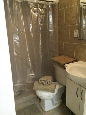 シャワー、ヘアドライヤー、タオル