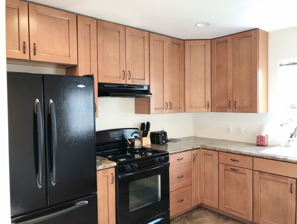 Fridge, microwave, oven, stovetop - Nice and comfort 3/2 house 10 minutes to Disneyland or Knotts (Fullerton)