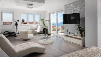 Smart TV, fireplace, DVD player, table football