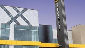 Un bâtiment moderne sur lequel on peut voir une enseigne bien visible avec l’inscription « FIX BREWHOUSE ».