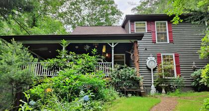 'BEARADISE CHALET' UNIQUE Secluded Retreat Estate (WHO'LD GUESS IT'S IN TOWN?)