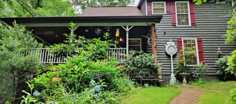 'BEARADISE CHALET' UNIQUE Secluded Retreat Estate (WHO'LD GUESS IT'S IN TOWN?)
