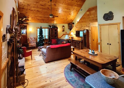 'BEARADISE CHALET' UNIQUE Secluded Retreat Estate (WHO'LD GUESS IT'S IN TOWN?)