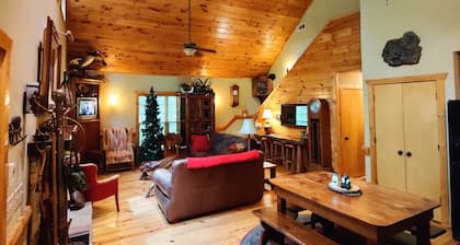 'BEARADISE CHALET' UNIQUE Secluded Retreat Estate (WHO'LD GUESS IT'S IN TOWN?)