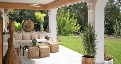 Belle maison Ă Guadalmina Baja, surplombant la riviĂšre et le golf Ă 800m de la plage