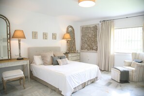 6 bedrooms, in-room safe, desk, iron/ironing board - Beautiful house in Guadalmina Baja, overlooking the river and golf 800m from the beach (Atalaya Isdabe)