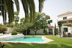 حمام سباحة