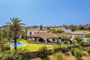 A residential property with a swimming pool, a patio, and a view of the surrounding neighborhood. - Beautiful house in Guadalmina Baja, overlooking the river and golf 800m from the beach (Atalaya Isdabe)