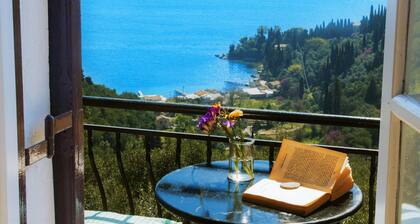 Nausica House: Viihtyisä remontoitu mökki, upeat näkymät Agni-lahdelle