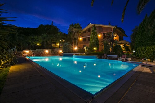 WHOLE COUNTRY HOUSE PARK POOL FOR 10 PAX AND MORE FROM THE HILL TO THE SEA IN 5 M