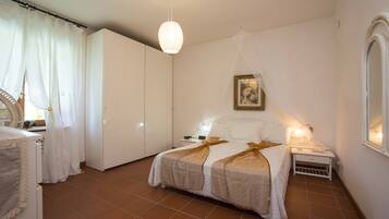 5 bedrooms, in-room safe, iron/ironing board, WiFi
