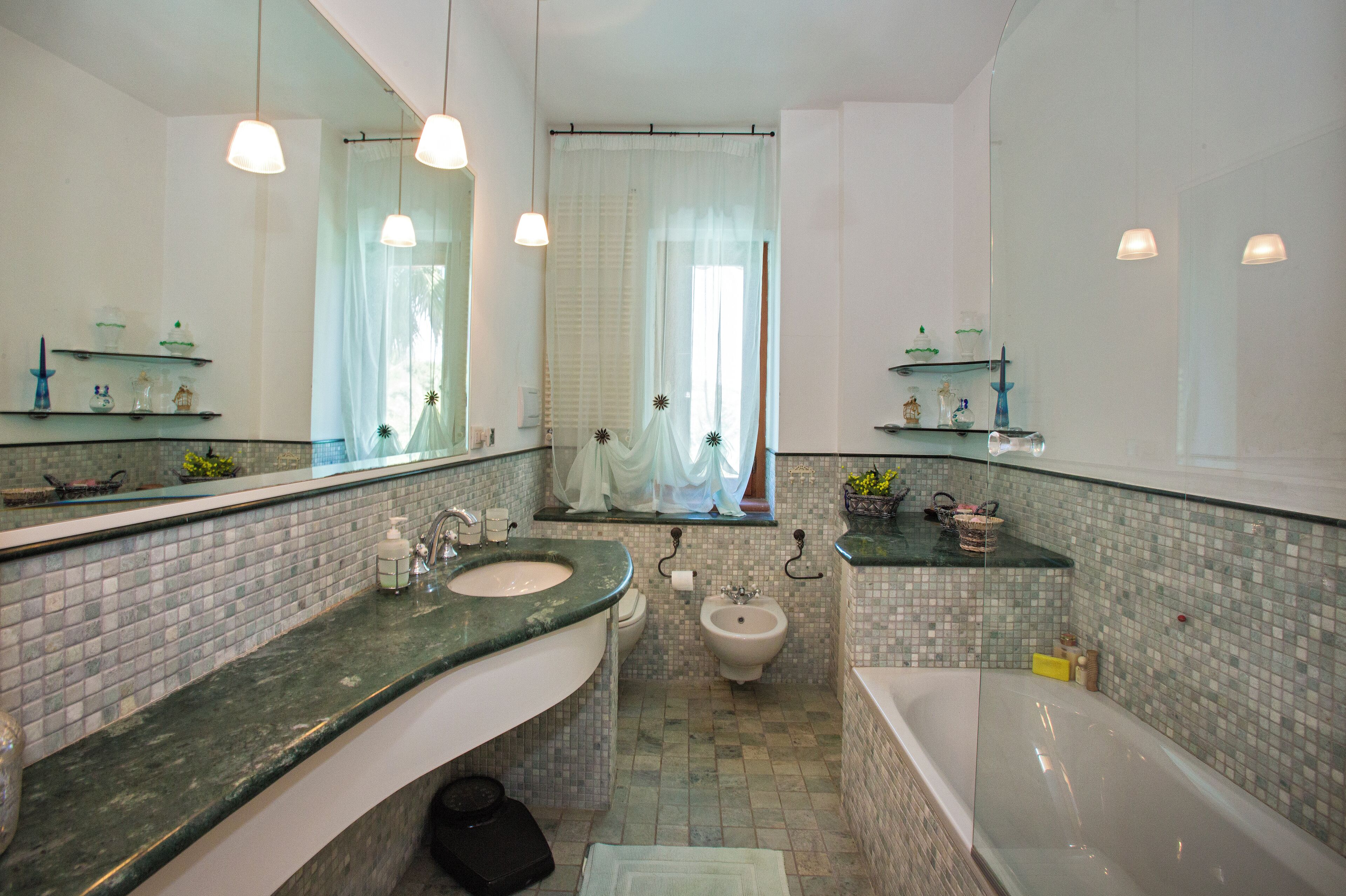 Ensemble douche/baignoire, baignoire à jets, sèche-cheveux, bidet
