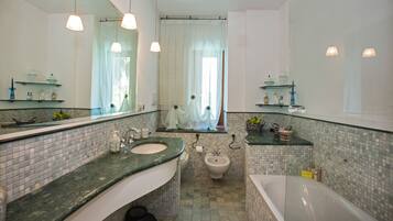Ensemble douche/baignoire, baignoire Ă jets, sĂšche-cheveux, bidet