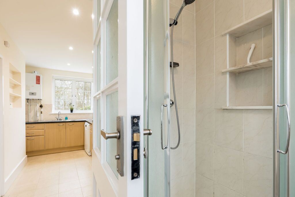 Une salle de bain moderne avec une douche à parois de verre, un lavabo et des toilettes.